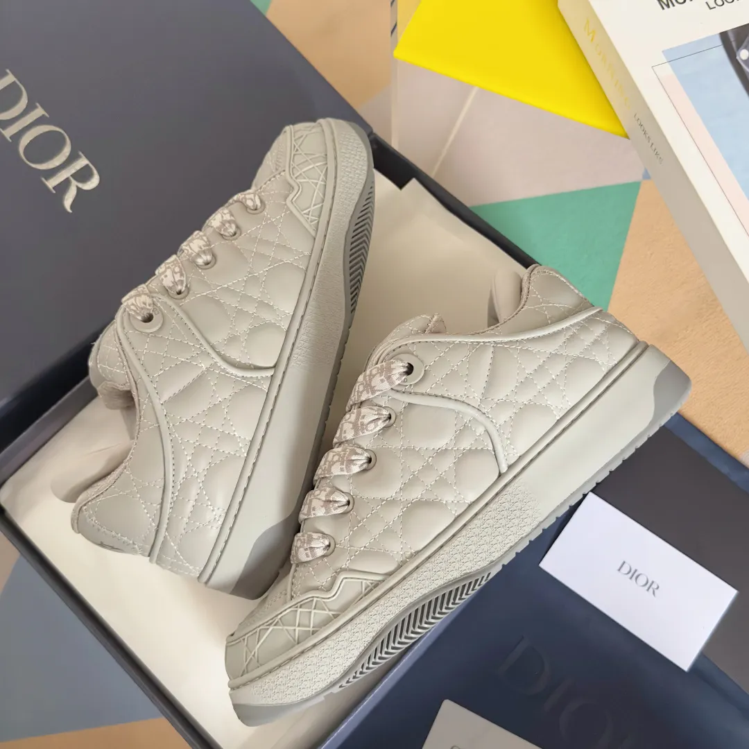 [DIOR] P: 820💰 Men's 39-44. (Male 38. 45. Customized) Dior Dior B9S series top version bread shoes casual sports shoes skate shoes original purchase development and production This new B9S skateboard sneakers are inspired by skateboarding and Dior's high-order spirit. Crafted from navy blue cotton tweed, the classic cannage pattern is reinterpreted with grained calfskin details in homage to Dior's savoir-faire. Padded tongue and technical fabric leg provide ideal comfort. Iconic details abound throughout the design, such as the Dior signature on the heel and tongue, cannage-patterned panels, and the rubber Dior Charm signature on the side inspired by the Dior logo. The rubber soles engraved with Oblique printing with a gradient effect are more refined and can add a high-end temperament to various looks. Exquisite packaging at the delivery counter🛍📦 ▪️Fabric: Original customized first-layer cowhide + tweed ▪️Inner lining: Customized breathable lining ▪️Outsole: Original open-molded anti-slip TPU material ▪️Sole thickness: 3.5CM.